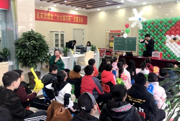 06兰陵农商银行为放假学生送去金融知识2_副本